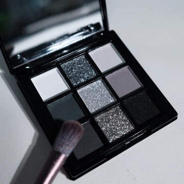 Colors Eyeshadow Palette / Black, Grey & Silver Shades / Shimmer & Matte Smokey Look / Stage & Party Makeup | Blossari